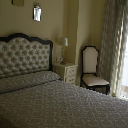 Hostal Flor De Lis- Lojo Hotell Conil De La Frontera Exteriör bild