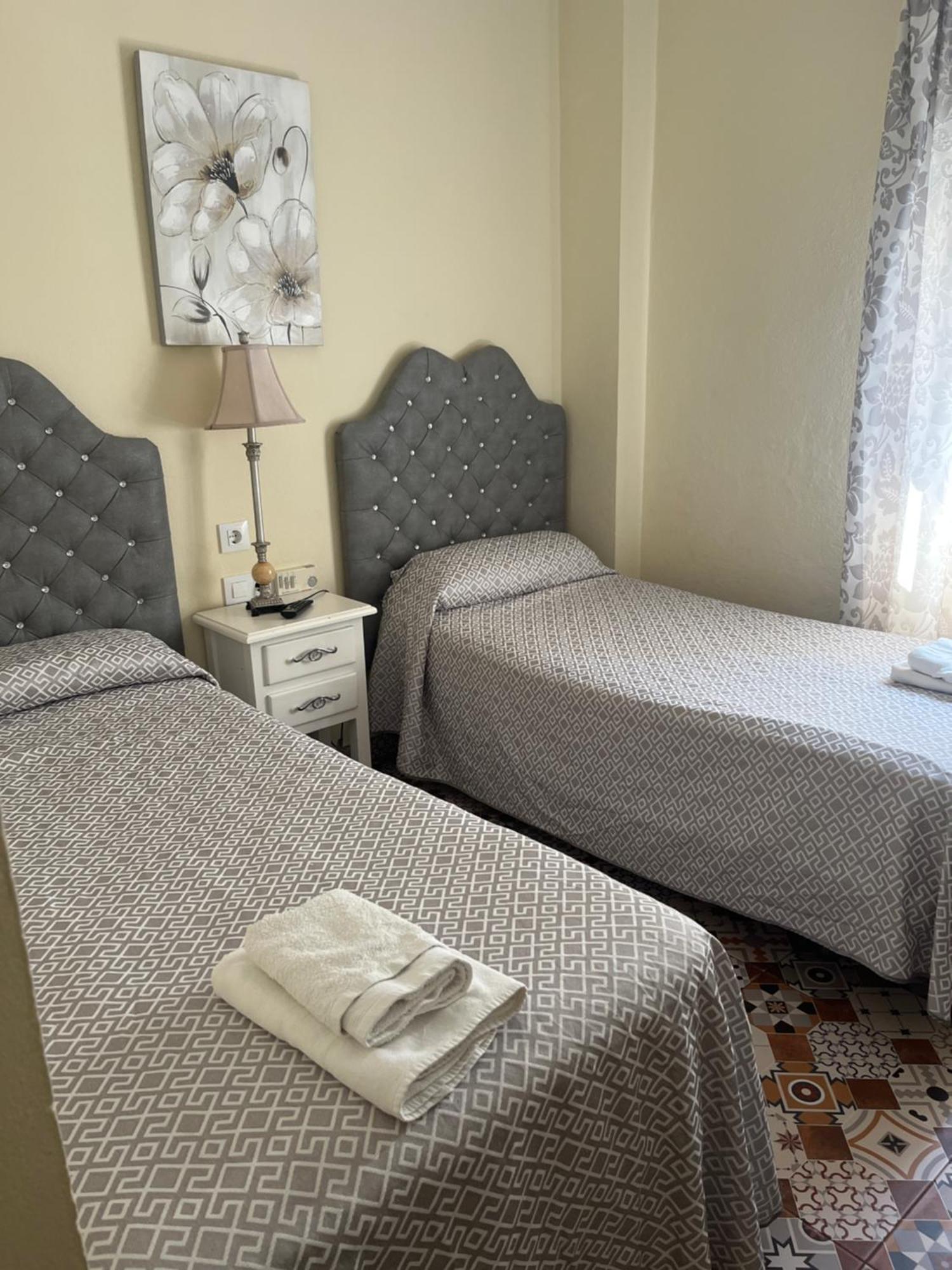Hostal Flor De Lis- Lojo Hotell Conil De La Frontera Exteriör bild