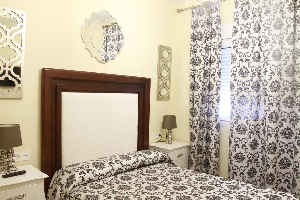 Hostal Flor De Lis- Lojo Hotell Conil De La Frontera Exteriör bild