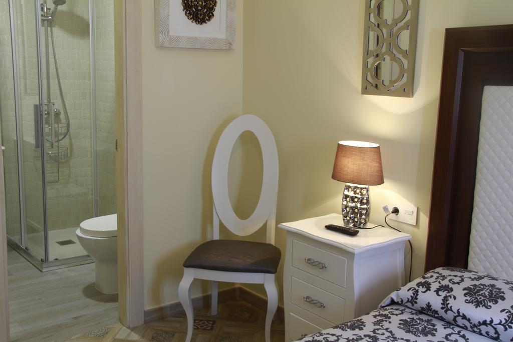 Hostal Flor De Lis- Lojo Hotell Conil De La Frontera Exteriör bild